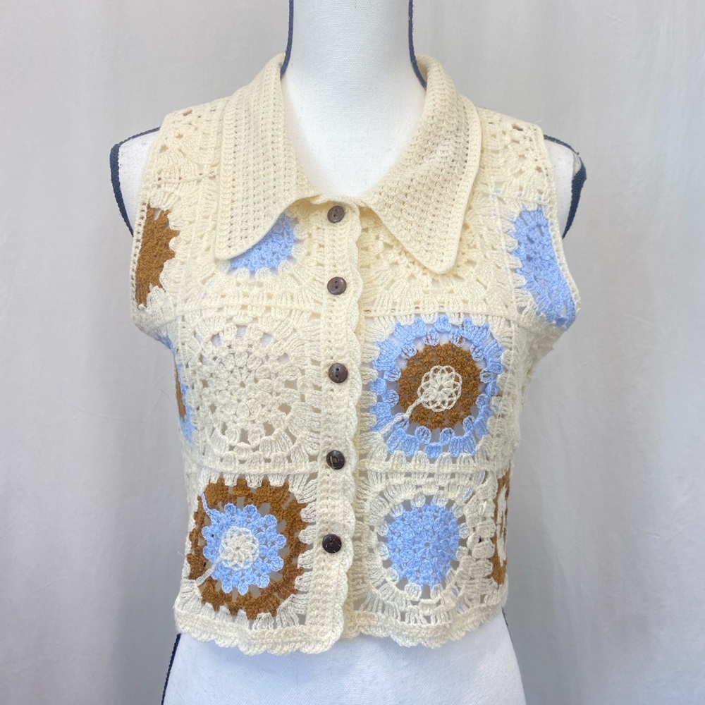 Rebellion cream brown blue crochet floral cropped collared button vest sz Medium